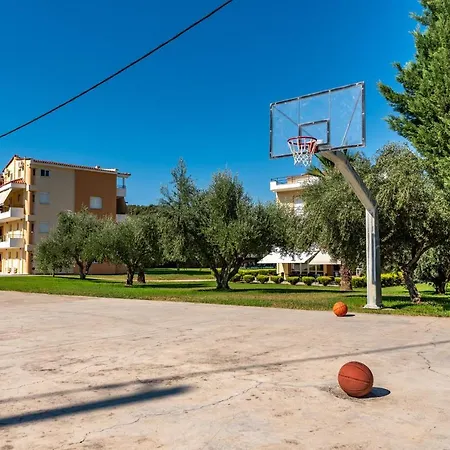 Anilio Plaza 4*