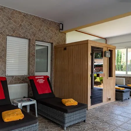 Anilio Plaza Aparthotel 4*
