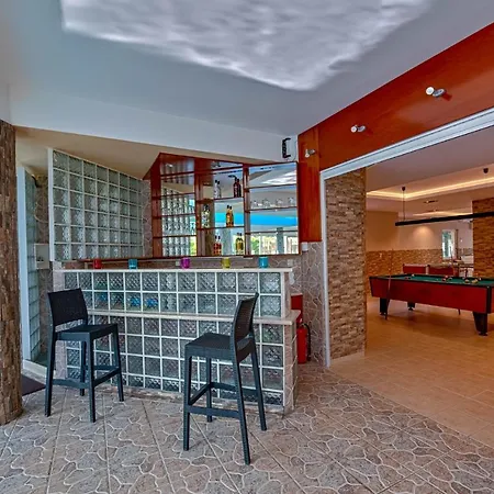 Anilio Plaza Zacharo